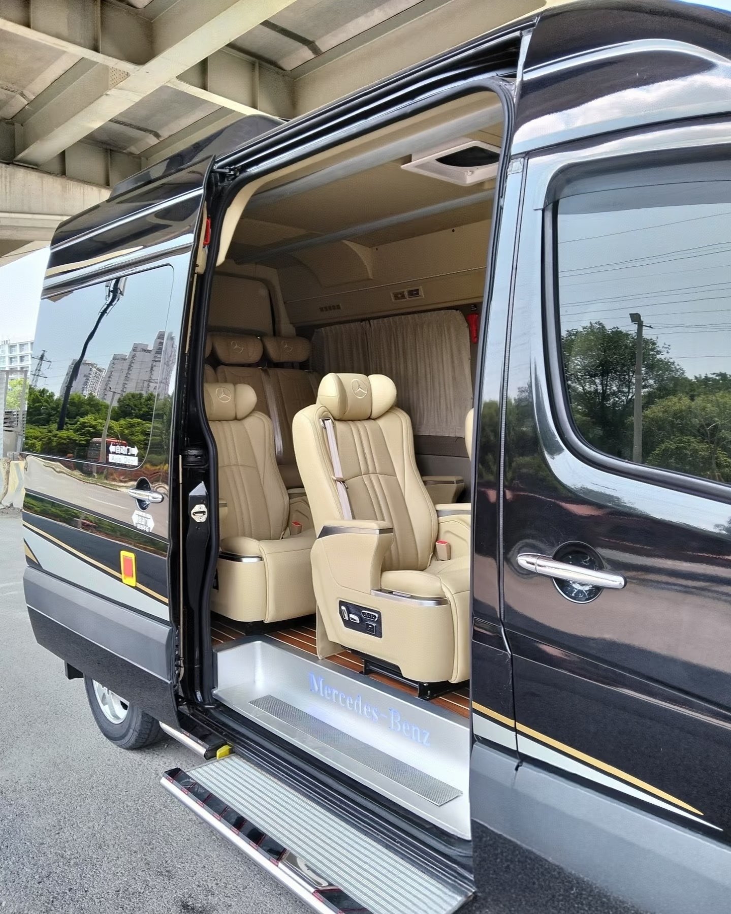 Beige passenger chair controls and side-door threshold