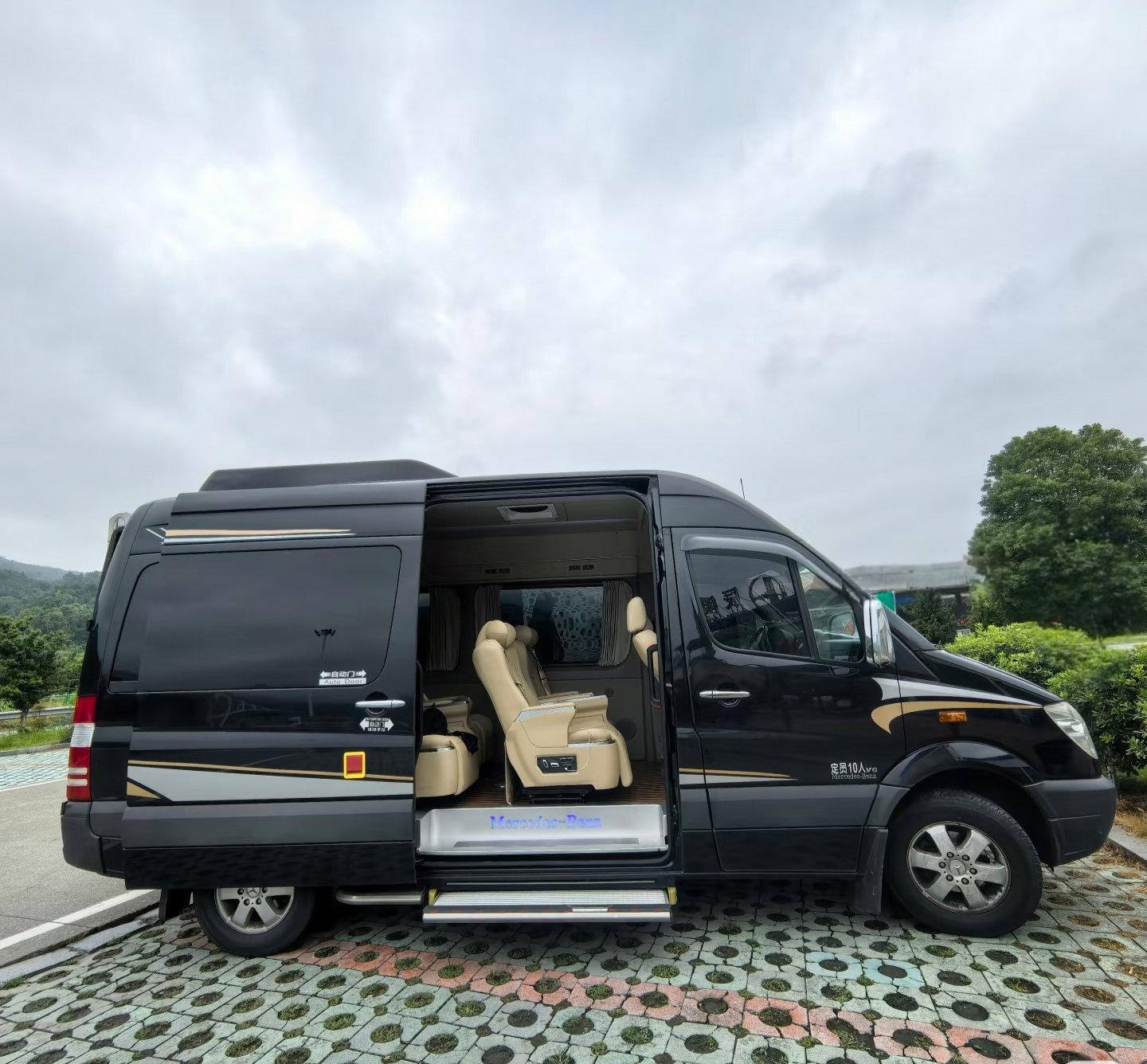 Sprinter side entrance with extended step
